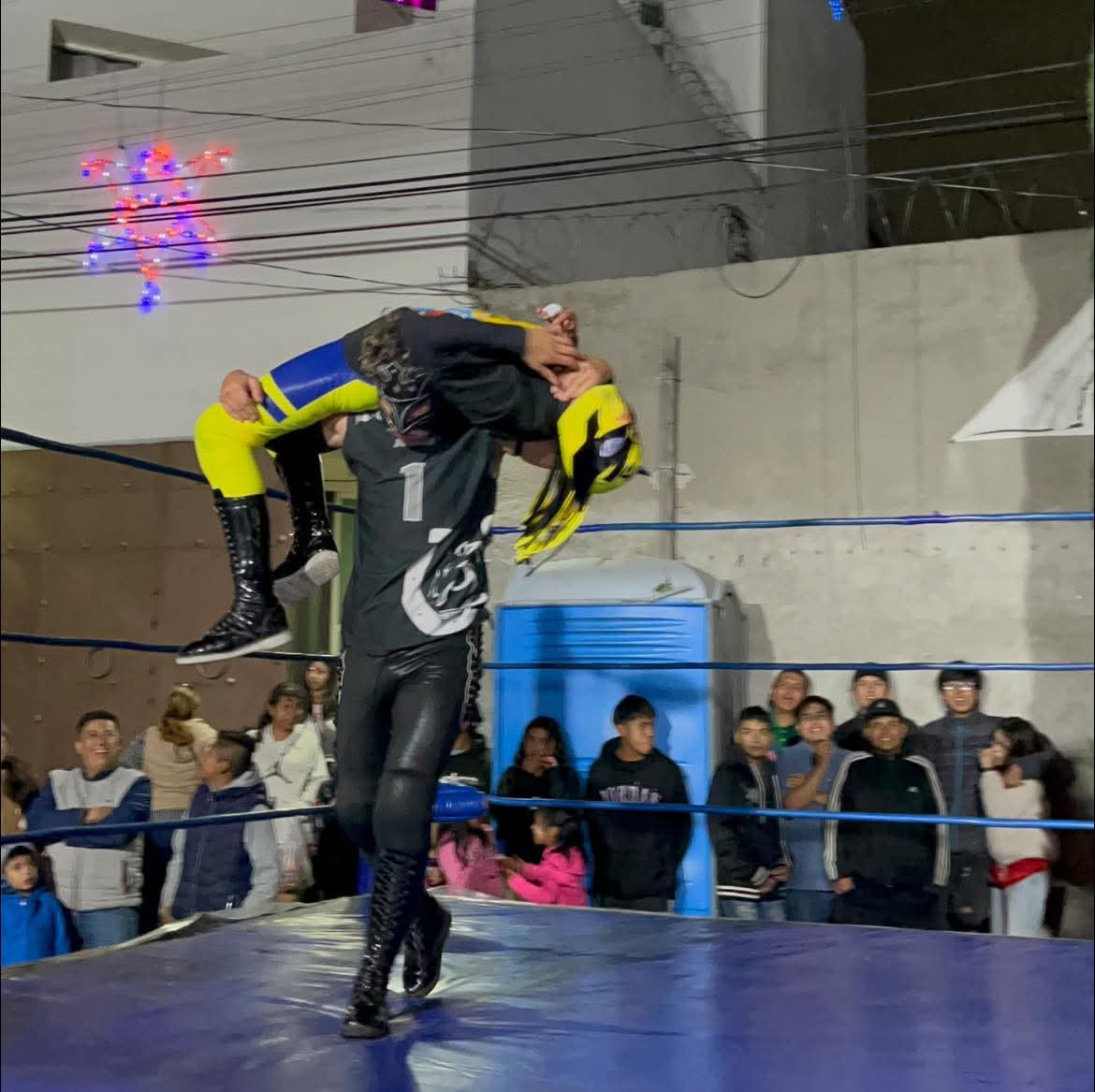 LaTijeraLucha's tweet image. Movida batalla para abrir la lucha libre en la posada navideña de los amigos de Neza, Carlos Aviles y Julio Ureña, donde la tercia ruda de #DinamicFly, #MayingFly y #ReyChispita caen ante los técnicos #PequeñoDiagonal, #PrinceMagic y #CaballeroDeFuego,en un encuentro que prendió