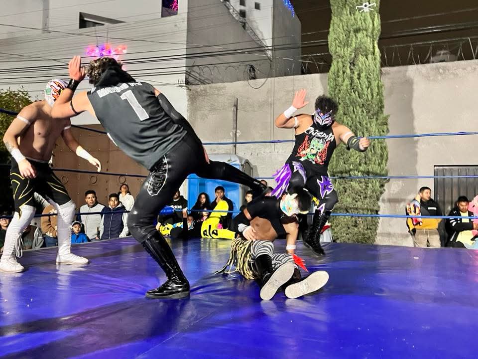 LaTijeraLucha's tweet image. Movida batalla para abrir la lucha libre en la posada navideña de los amigos de Neza, Carlos Aviles y Julio Ureña, donde la tercia ruda de #DinamicFly, #MayingFly y #ReyChispita caen ante los técnicos #PequeñoDiagonal, #PrinceMagic y #CaballeroDeFuego,en un encuentro que prendió