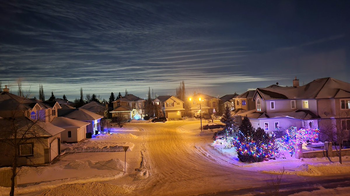 Hey <a href="/joshclassenCTV/">Josh Classen</a> ... besides these evening striated clouds being cool...are they on your cloud vocabulary? #snowmagedoneve #yegwx