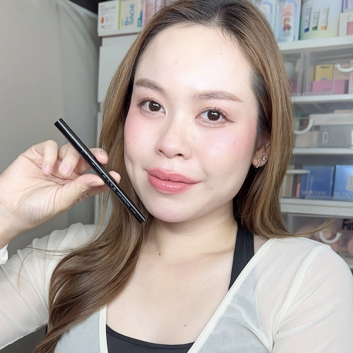 เจอแล้ว อายไลน์เนอร์ที่เขียนไปฟิตเนสแล้วไม่หลุด! KATE  Super Lasting Liner สูตรพิเศษ Timeless Polymer เส้นเล็ก เส้นคม สีชัด สีแน่น ติดทน แบบทนจริง เราใช้สีน้ำตาล BK-2 สวยมากก เป็นน้ำตาลที่ถูกต้อง แต่งตาไม่ต้องเยอะก็รอด ผ่านน ปล.เราเคยใช้รุ่นเก่าเค้าก็รอด เลยไว้ใจแบรนด์มาก