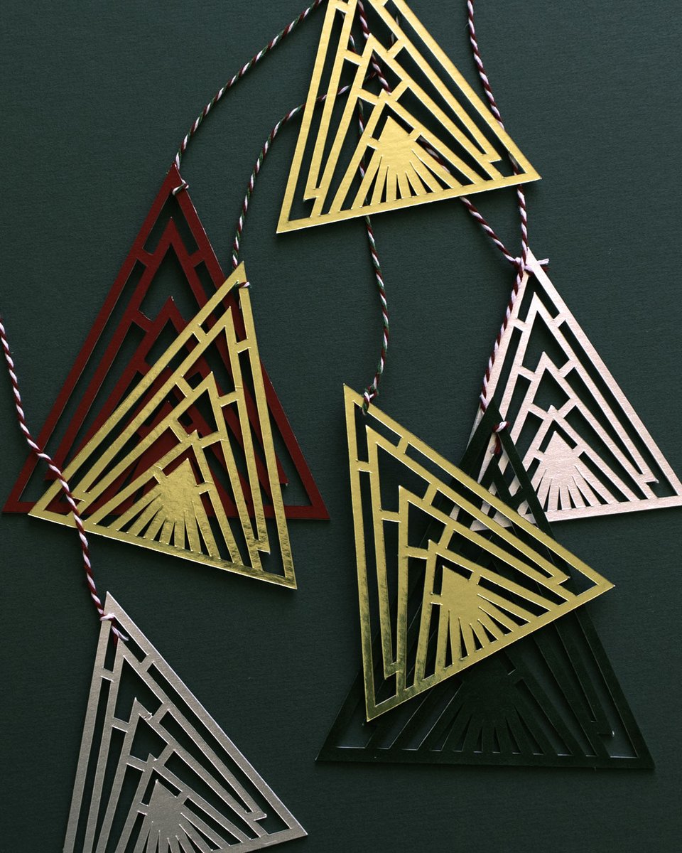 ツリー型にデザインカットしたマットをオーナメントに。クリスマスを彩るデコレーションにぴったりです。

コンピューターマットカッターを使用した、オリジナルデザインです。