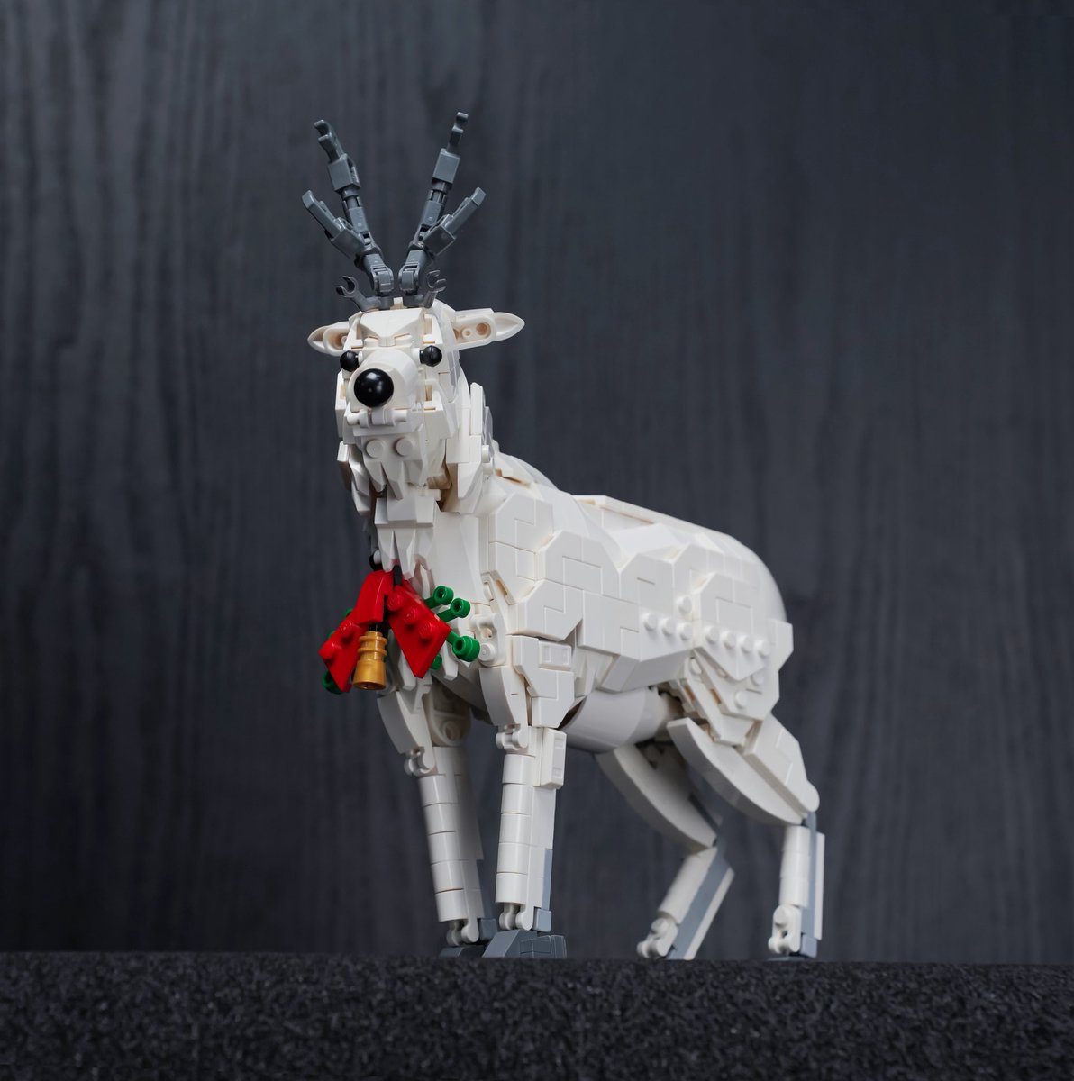 レゴでトナカイを作ったよ。
トナカイはオスもメスも角が生える珍しいシカの仲間。
冬に角が残るのは主にメスなので、サンタのトナカイはほぼ全員メスの可能性が高い。
そんで、「真っ赤なお鼻」とか言われるルドルフさんは寒冷地仕様で鼻の毛細血管が発達し、血流で赤く見えるんだって。
#レゴ #LEGO
