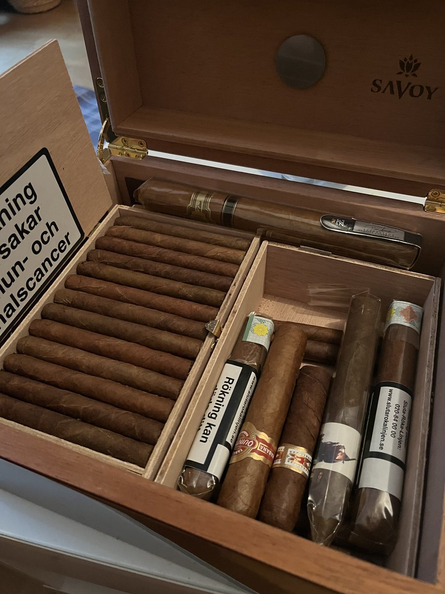 beduin01's tweet image. God Jul vänner - och jag utgår ifrån att ni sköter om er humidor så här på julaftonens morgon - snart kommer tomten och då kanske han vill stanna en stund och puffa på något gott med en konjak till