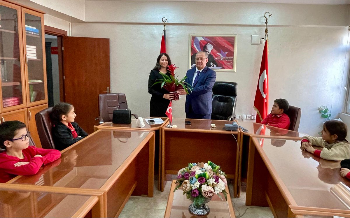 ErdemliKaymakam's tweet photo. Sarıyer İlkokulu 3. Sınıf öğretmeni Hanife ÇİBİK ve öğrencileri Kaymakam Aydın TETİKOĞLU’nu ziyaret ettiler. https://t.co/DozfpSM7ef