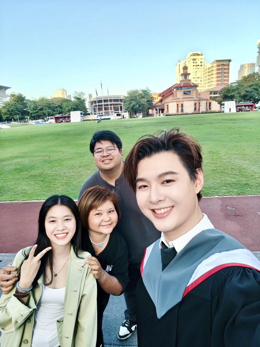 เซ้นต์ใส่ชุดครุยถ่ายรูปกับเพื่อน โบนัส อยู่ด้วยกันทุกช่วงเวลา 😊
 
👨‍🎓 ซ้าย  ธันวาคม 2021 รับปริญญาตรี 
👨‍🎓 ขวา  ธันวาคม 2025 รับปริญญาโท
หมายเหตุ วันรับปริญญาโทจริงๆ คือ มกราคม 2026 
ชุดครุยแถบสีต่างกันนิดหน่อย 
#Saint_sup #MingEr #CongratstoSaintSup 
#มาม๊าครับเซ้นต์จบแล้วนะ