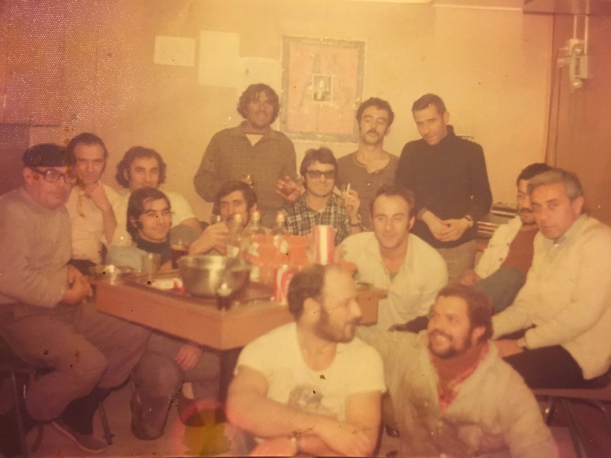 A tripulación galega dun buque mercante celebrando a noiteboa en alta mar, principios dos anos 80. Entre eles estaba o meu pai. 

Bo Nadal para tod@s