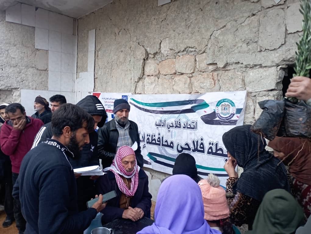 بمناسبة عيد التحرير في 8 ديسمبر، وبالتعاون مع الاتحاد العام للمزارعين، قمنا بتوزيع غراس زيتون من صنفي (القيسي والسوراني) للأسر محدودة الدخل، وذوي الإعاقة ، وعائلات الشهداء المتضررين من النزاعات في حماة وإدلب.