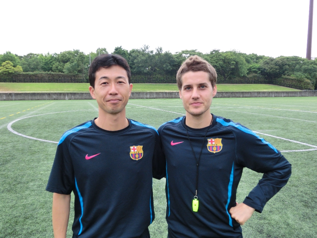 柏レイソルでトップチーム通訳を務める村松尚登さんが家族でスペインに遊びに来ていたので、何とバレンシアで久々の再会！

ご飯を食べた後、男性陣はボールを蹴ってきました⚽️