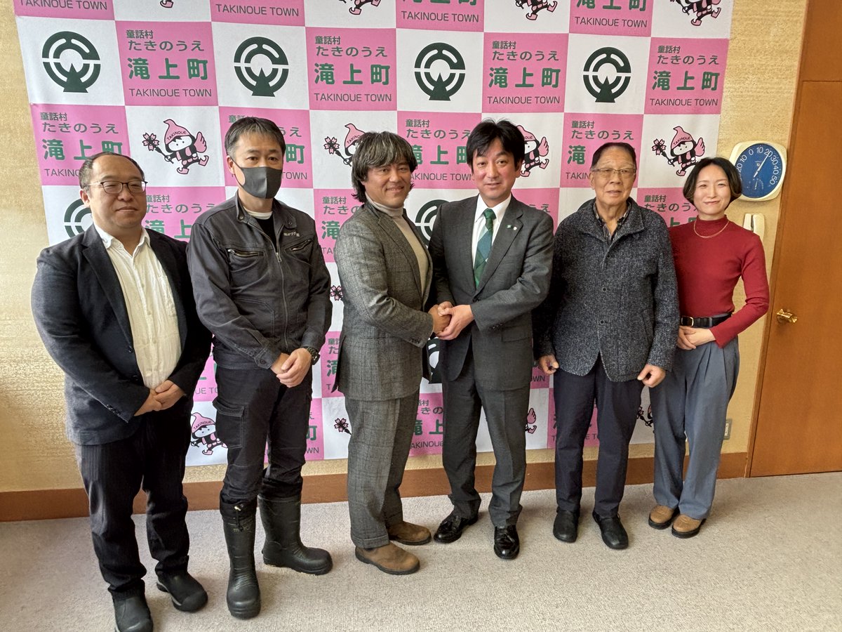 まちなか活性化貸店舗事業によるスーパー出店のため新会社「㈱たきのうえ市場」を設立する飯尾裕光氏（株式会社りんねしゃ専務取締役）が22日に役場を訪問し、清原尚弘町長に来年３月の事業開始を目指すと表明しました。新会社の設立は１月１日の予定。レストラン部門の運営は、調整中となっています。