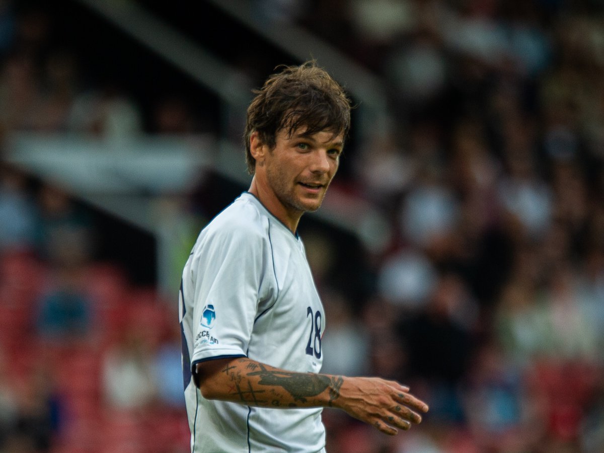 socceraid's tweet image. Wishing Mr @Louis_Tomlinson a very happy birthday today! 🎂 🥳