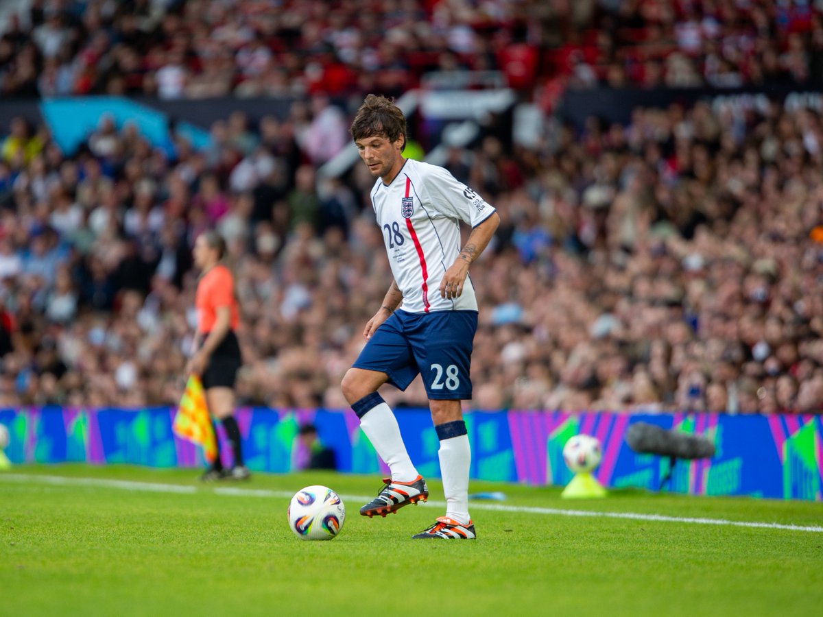 socceraid's tweet image. Wishing Mr @Louis_Tomlinson a very happy birthday today! 🎂 🥳