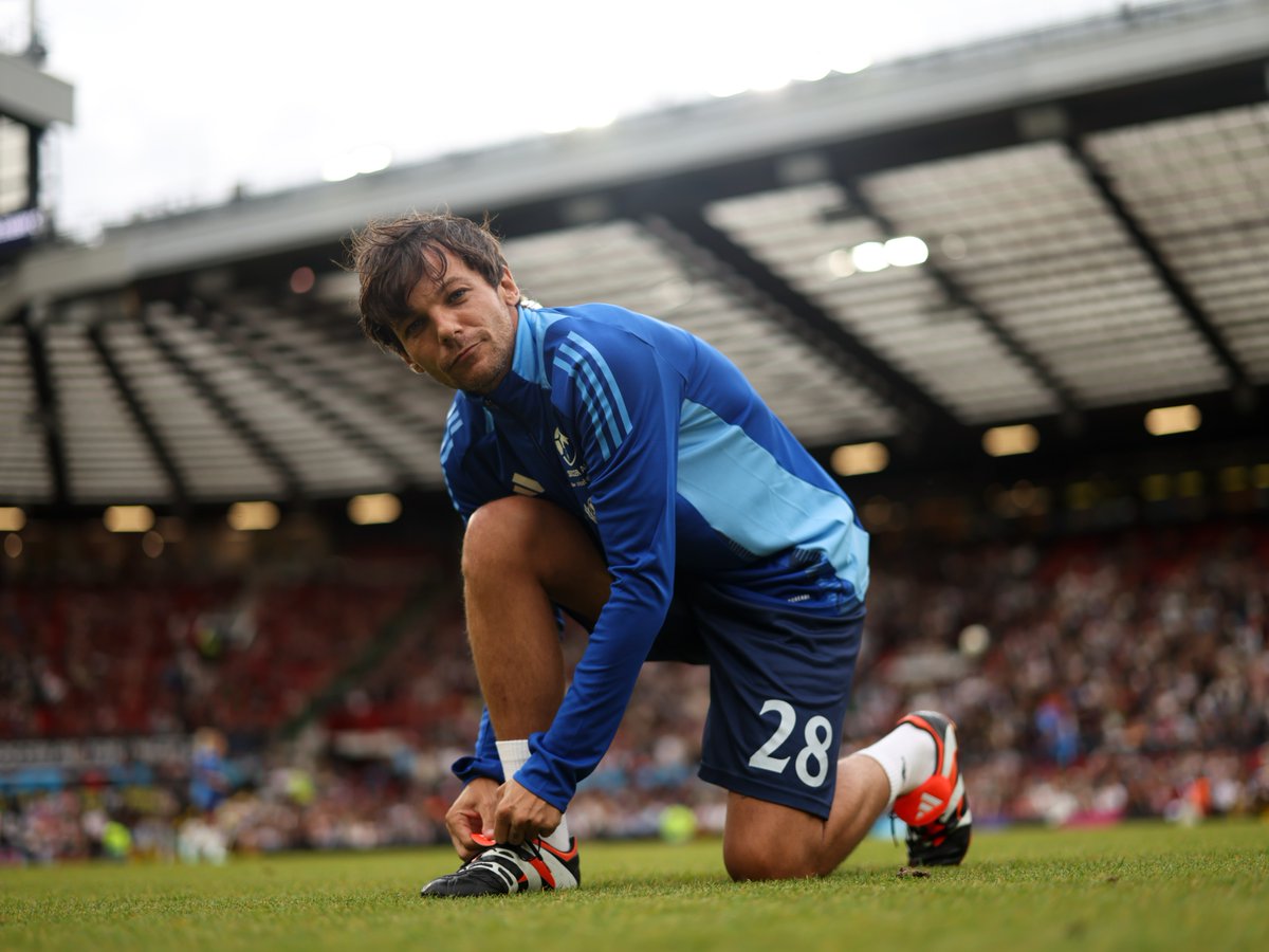socceraid's tweet image. Wishing Mr @Louis_Tomlinson a very happy birthday today! 🎂 🥳