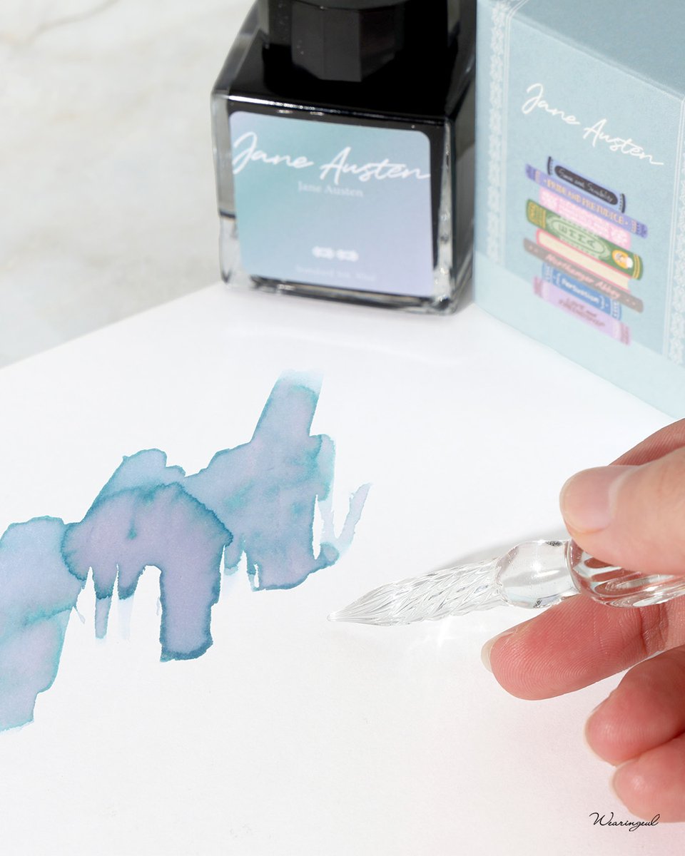 [글입다 x 알라딘]
투명하고도 선명한 문학세계를 담아낸
제인 오스틴 잉크 알라딘 단독 출시🎉

초록빛이 은은하게 감도는 씨블루 베이스 위로
차분한 보라빛이 분리되며 나타나는 색

제인 오스틴 탄생 250주년을 기념하여
알라딘과 함께 준비한 특별한 굿즈를 만나보세요

naver.me/G3P2rIhQ