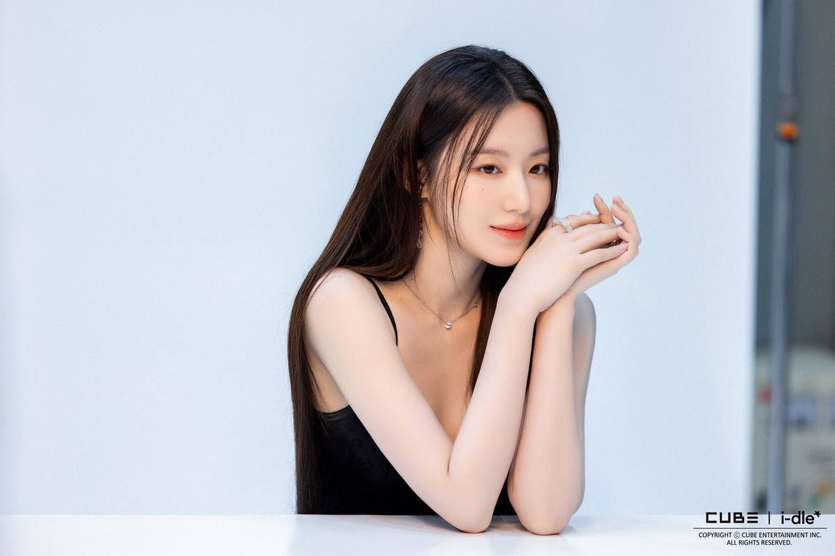 [📸] i-dle (아이들) 슈화 KLOWER PANDOR 광고 촬영 비하인드 ♡

#슈화 #SHUHUA #舒華