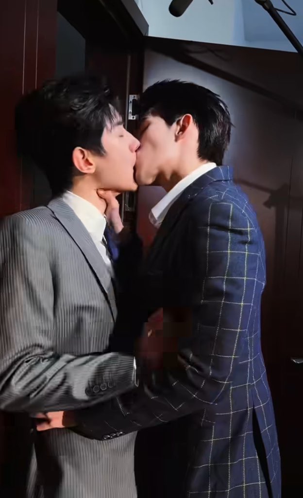 I want to see them kiss NOW!
Enough with divorce and separation and jail and sadness and najavwhsnmaadjsk😩😩😩
#ToMyShore  #tomyshoreseries