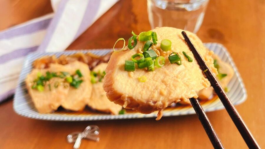 foodistnote's tweet photo. 【2025年｜人気記事3位✨】鶏むね肉をドボンと浸けるだけ！

▼記事をチェック
https://t.co/L4r34gMBA8

脱サラ料理家ふらおさん  @furafurafufu  の「爆速鶏チャーシュー」。レンジで手軽に作れるのに、パサつきがちな鶏むね肉がしっとり。作り置きにもおすすめです。みなさんはもう作りましたか？ https://t.co/iTTUgf3lm8
