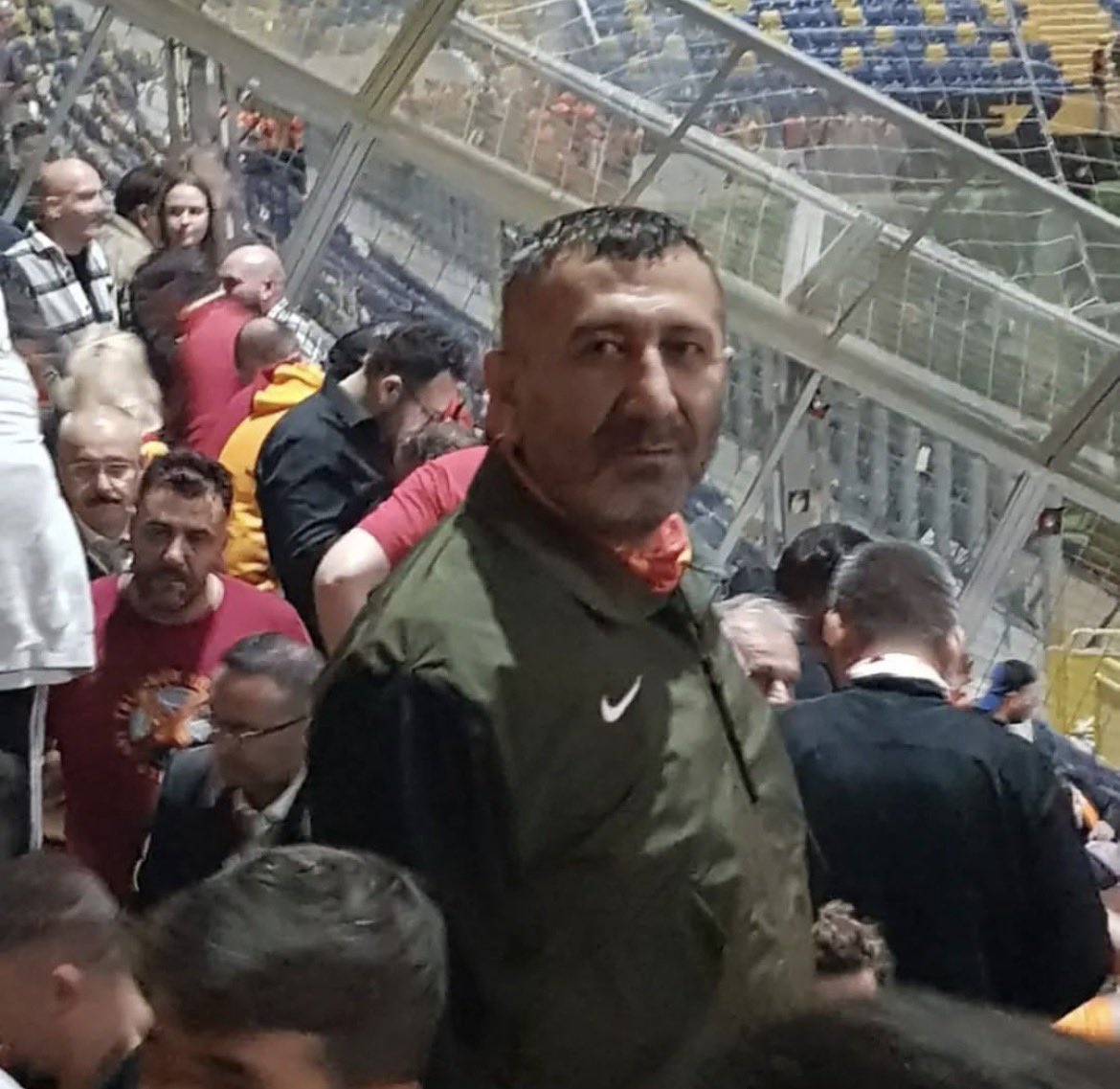 ultrAslan henüz kurulmamış, 90 ların ortası ve sonlarında tanıdım ilk Cuma abiyi. Ankaralı Aslanlar ekibinin önde gelenlerindendi. Tribün o zaman yine Sebo Reis önderliğinde mücadele ederken bizim tıfıl zamanlarımızın tanıdık simalarındandı. Tarlabaşı, Maltepe, Horhor, Fatih,