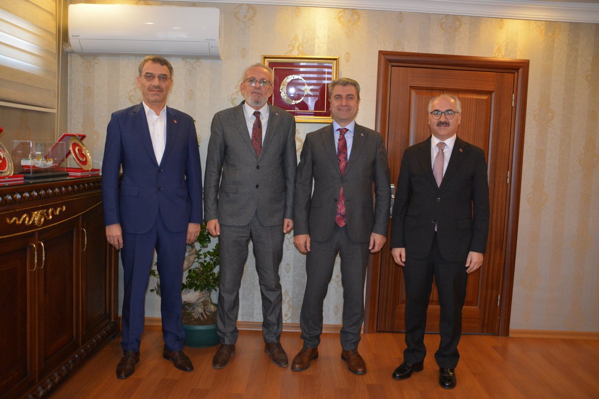 harb_is's tweet photo. 📌 GENEL MERKEZ YÖNETİCİLERİMİZDEN TÜHİS’E ZİYARET

Genel Başkanımız Alaattin Soydan, Genel Sekreterimiz Yaşar Yavuz ve Genel Başkan Danışmanımız Tarkan Zengin, Türk Ağır Sanayii ve Hizmet Sektörü Kamu İşverenleri Sendikası (TÜHİS) Genel Sekreteri Dr. Mehmet Baş’a hayırlı olsun ziyaretinde bulundu.

Yeni görevi için Dr. Mehmet Baş’a iyi dileklerini ileten Genel Merkez Yöneticilerimiz, çalışma hayatı ile ilgili de fikir alışverişinde bulundu.