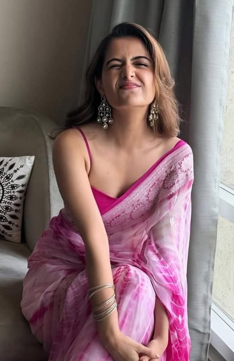 साड़ी सिर्फ़ कपड़ा नहीं, हमारी संस्कृति और पहचान है।
इसे पहनकर गर्व महसूस होता है, क्योंकि यही हमारी परंपरा की सुंदरता है। 💓💓❤️