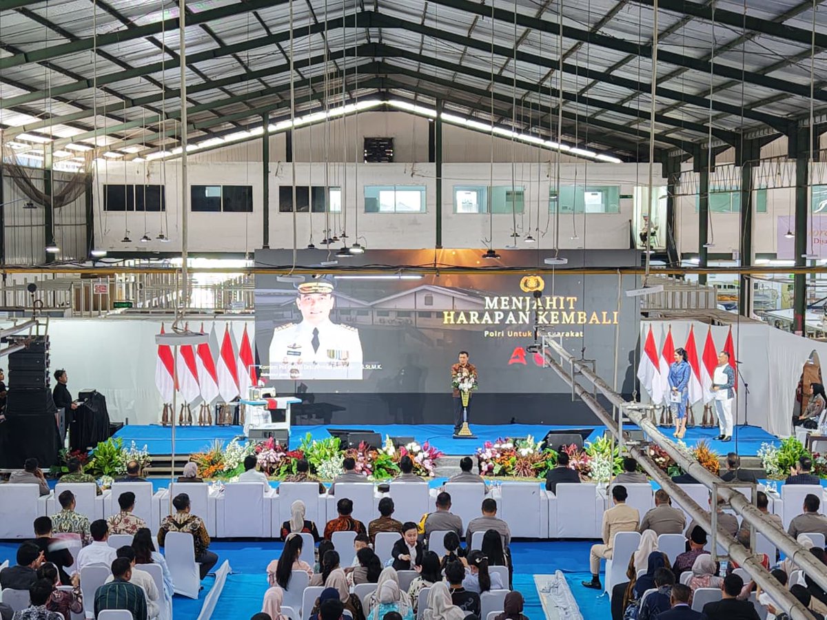 saat banyak industri terhenti, Wong Hang Bersaudara justru melangkah maju. kembali beroperasinya PT. Akarsa Garmen Indonesia di pemalang menjadi tanda kebangkitan industri yang nyata.
#MenjahitHarapanKembali