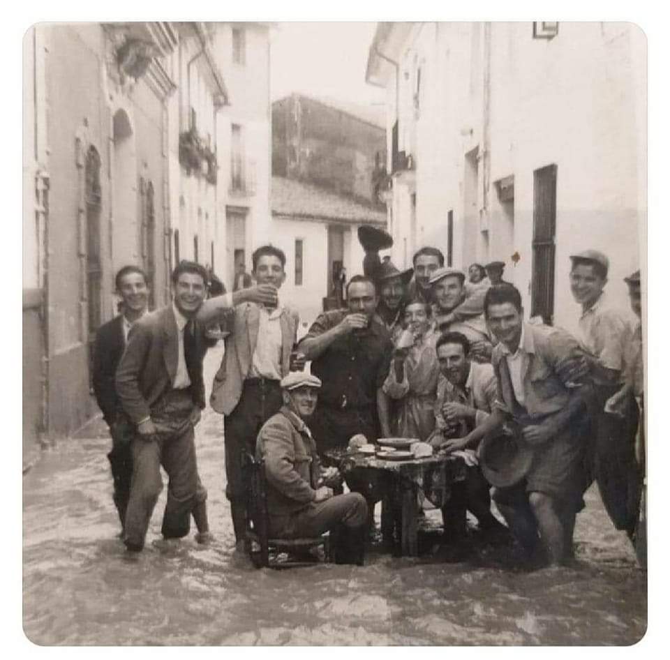 Fart d'este costum castellà i importat d'unflar la importància del sopar de Nadal com si no hi haguera un demà, quan la tradició valenciana és festejar molt principalment el dinar del dia de Nadal. 
Jo hui tres gambes i a dormir, que demà és la festa grossa. 
I això és aixina.