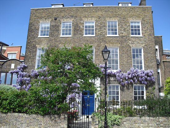 YeatsBedfordPk's tweet photo. WB #Yeats on Wm. Morris's perfectionism: "Didn't he fling a badly baked plum pudding through the window on Christmas Day?"🎄Yeats doesn't say which of the many windows of Kelmscott House (locn#10 on our audio📱trail🚶⬇️) one of #WBY's favourite hangouts, a mile from🌻#BedfordPk🌻 https://t.co/yF2NhZTJh2