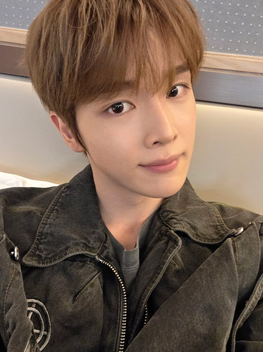 The winter chill  is really here..  ❆☃︎  Please make
sure to bundle up and wear your warmest layers 
whenever  you  head  out.  Don’t  catch  a  cold—
your  health  is  our  number  one  priority!  따뜻하
게 입고 다녀요. Stay cozy and warm, everyone. ッ