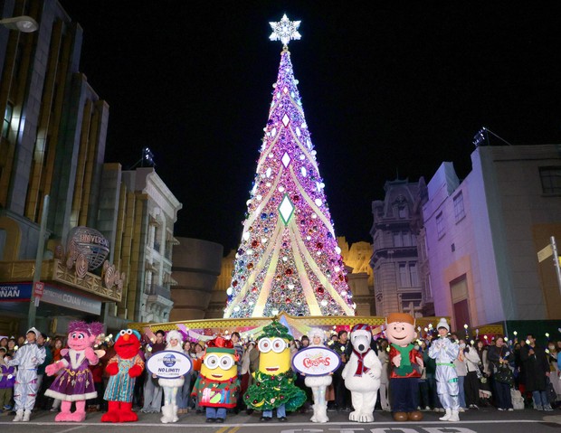 _ipl25's tweet photo. 大阪にあるテーマパーク、ユニバーサル・スタジオ・ジャパン（USJ）でクリスマスツリーの点灯式が行われた。
アニカフェ
スタマイ | きゃらまかろん
#谷口愛季
#SnowMan発券済み
📸 mainichi https://t.co/vdPjQh5qCr