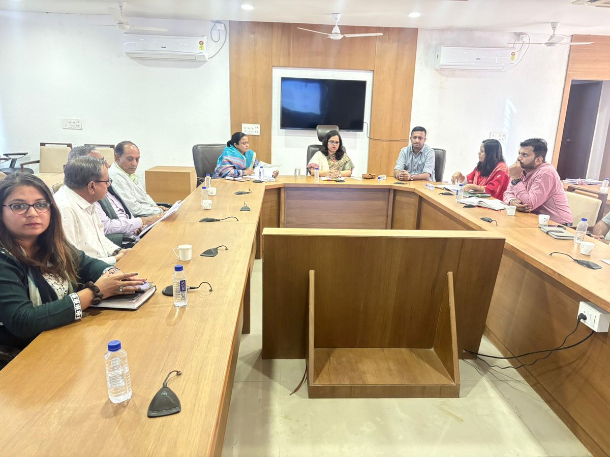 તા.૧૯/૧૨/૨૦૨૫ ના રોજ મે.કલેક્ટર સાહેબના અધ્યક્ષ સ્થાને જિલ્લા નાગરિક પુરવઠા અને ગ્રાહક સુરક્ષા સલાહકાર સમિતિ ની બેઠક યોજાઇ.જેમાં નવીન વાજબી ભાવની દુકાન ખોલવા , vvc કમિટી, અનાજ વિતરણ બાબતે ચર્ચા કરવામાં આવી .
<a href="/CMOGuj/">CMO Gujarat</a> <a href="/ramanjiborsad/">Ramanbhai Solanki</a> <a href="/PCBaranda2/">P.C.Baranda</a> <a href="/CollectorArv/">Collector & District Magistrate, Arvalli</a>