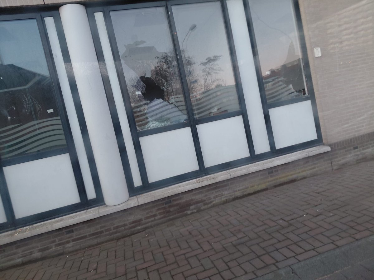 zillaangel's tweet image. 7. Stuks ramen ingegooid in Papendrecht waar de 80 puber jongere vluchtelingen worden gevestigd vlak naast een winkelcentrum 
@geertwilderspvv 
Mensen komen in opstand