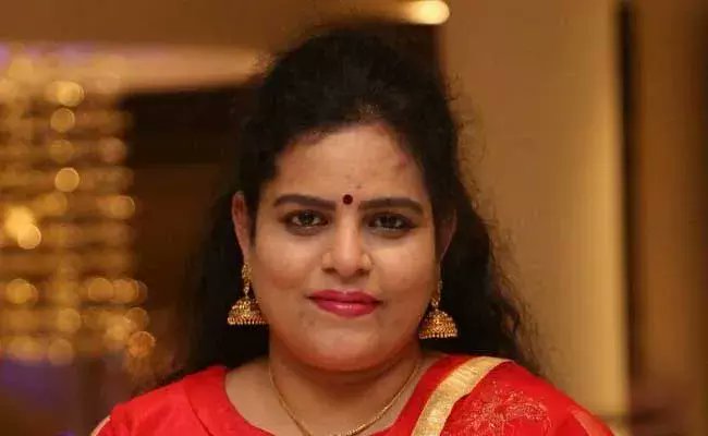 PuraLocal's tweet photo. నేను శివాజీ చేసిన వాఖ్యాలను సమర్ధిస్తాను.భారతదేశంలో స్త్రీలకు ఎంతో ఔన్నత్యం  వుంది.ప్రతి చోట మన భారతీయ స్త్రీని చేతులెత్తి నమస్కరిస్తాం. అయితే శివాజీ చెప్పిన విధానంలో కొంచెం తేడా వుండచ్చు కానీ అయన ఉద్దేశం తప్పు కాదు   -కరాటే కళ్యాణి   #Karatekalyani #puralocal https://t.co/VfcyU2VuQO