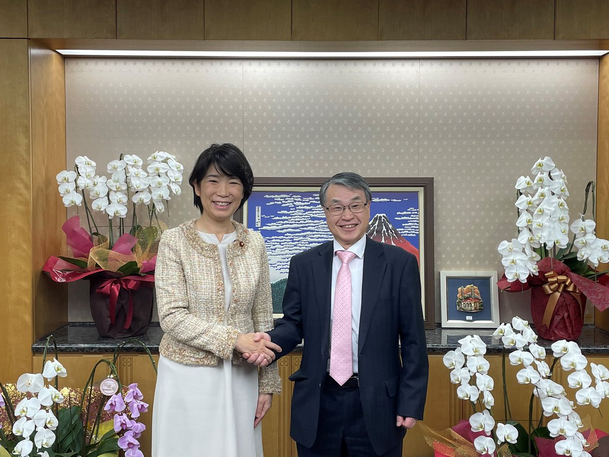 12月22日（月）、総務副大臣として、尾上誠蔵・国際電気通信連合（ITU）電気通信標準化局長の表敬を受けました。

私からは、ITUの本部があるスイス・ジュネーブにおける国際機関の活動について意見交換を行うとともに、尾上氏の再選に向けて、総務省としてしっかりと取り組んでいく旨を伝えました。