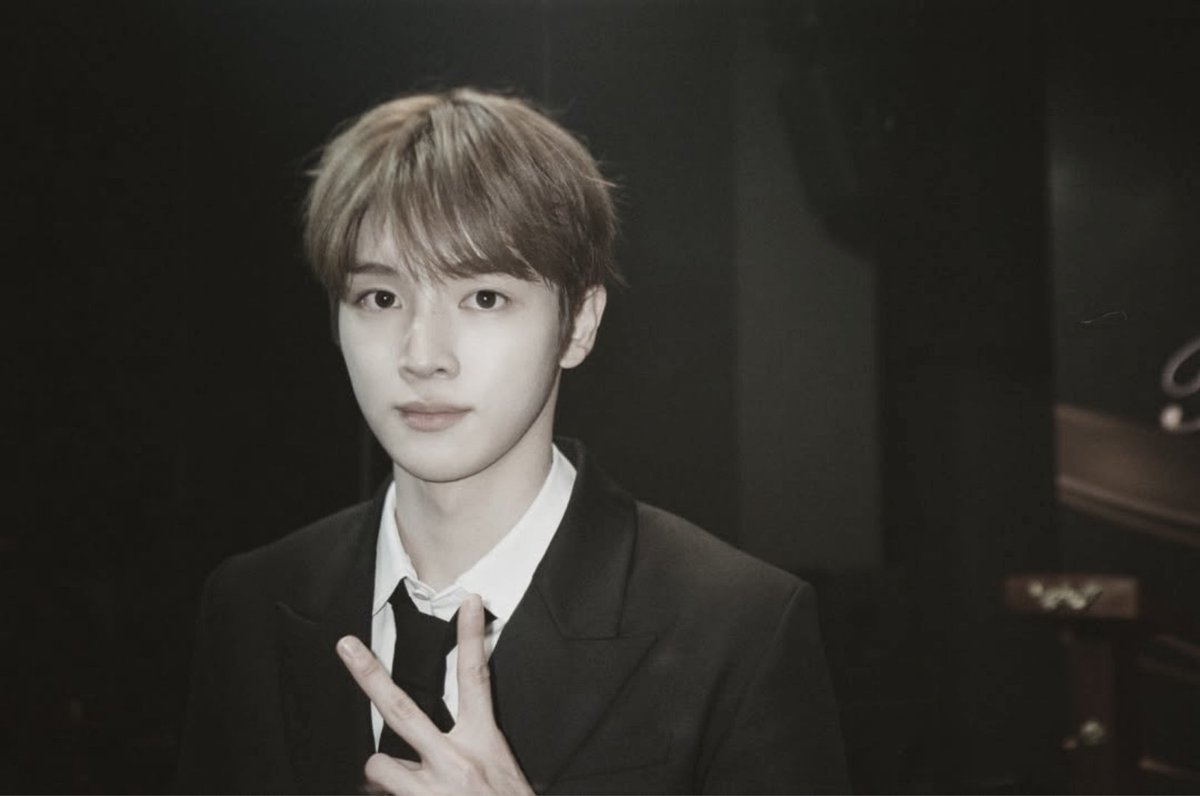 sunigchan's tweet image. Suit on, tie loosened, mind still somewhere else. No big expressions, no loud gestures, just a small peace sign and a steady look. Letting the silence, the fit, and the mood speak for themselves.