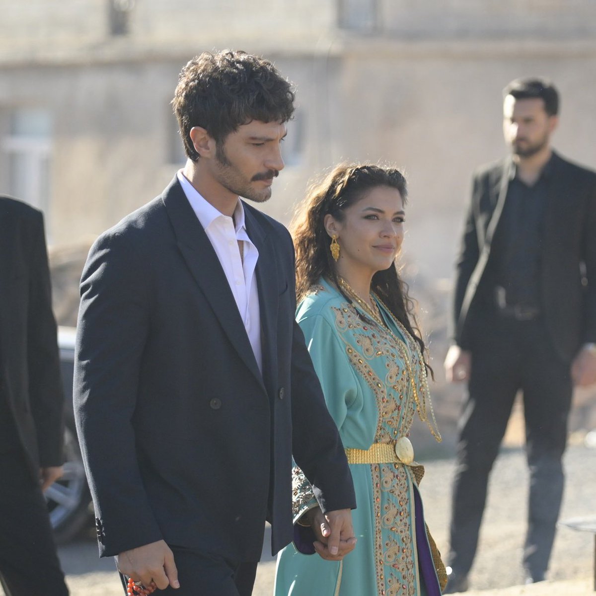 ملخص حلقة 14
#HalefKöklerinÇağrısı :

رغم أن ملك ترى تقارب سرحات ويلديز المتزايد، فإنها تظلّ وفيّة للاتفاق الذي عقدته مع سلطان وتقرر عدم مغادرة القصر. ومن أجل استعادة سرحات من جديد، وكذلك لتصبح سيدة القصر، تصغي لنصائح سلطان العقلانية لكنها الخطيرة. لكن يلديز لا تقف مكتوفة الأيدي