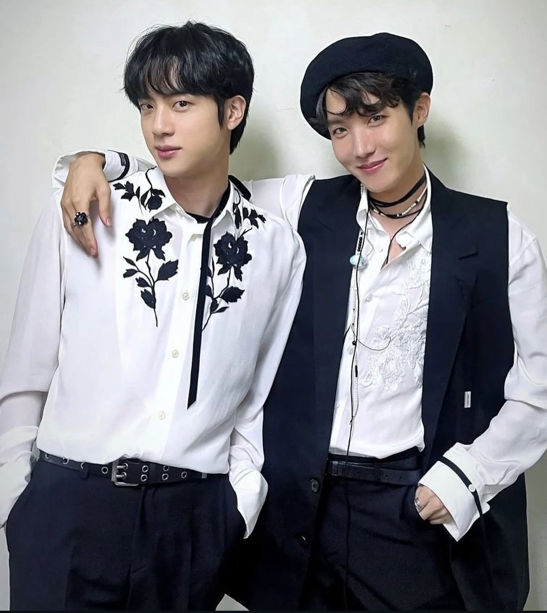 クリスマス🎄は2Seok が歌うFeliz Navidadを聴く♪
ジンくんの声はもちろん、ホビの声がめちゃくちゃ良い。