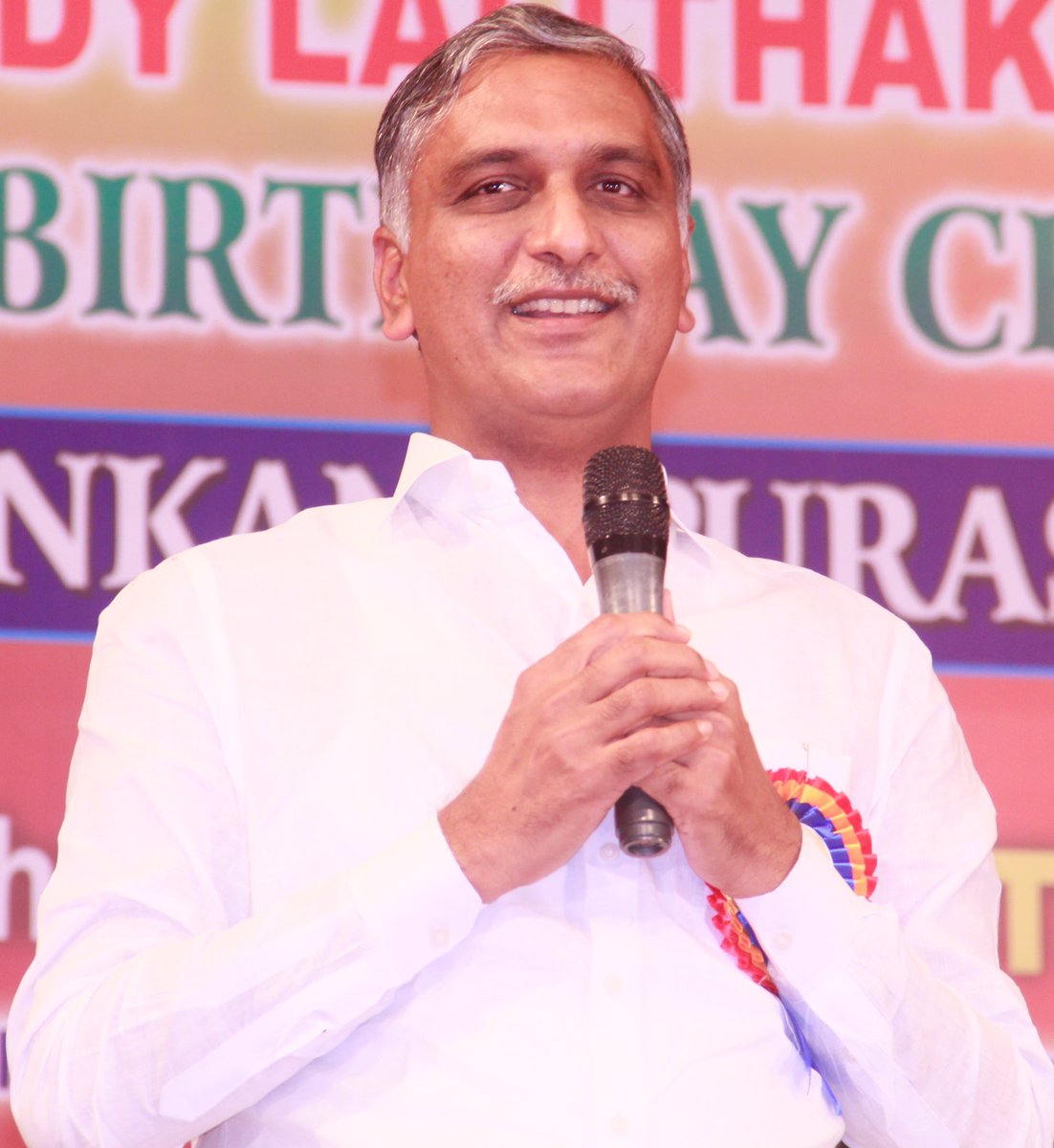 PuraLocal's tweet photo. రేవంత్ రెడ్డి రైతులకు 24 గంటల కరెంటు ఇస్తున్నట్టు నటించండం సరికాదు అని .. నర్సాపూర్ సబ్ స్టేషన్లో లాగ్ బుక్కులను పరిశీలిస్తే రైతులకు 12 గంటలు మాత్రమే కరెంటు ఇస్తున్నట్టు అర్ధం అవుతుంది-- మాజీ మంత్రి  హరీష్ రావు  #harishrao #BRS #puralocal https://t.co/eX6zI0TjKz