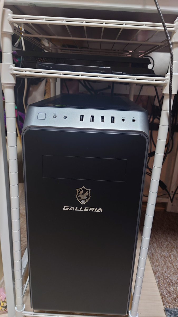 できた！PCを床に直置きしたくなくて 前のラック乗らなくなったから