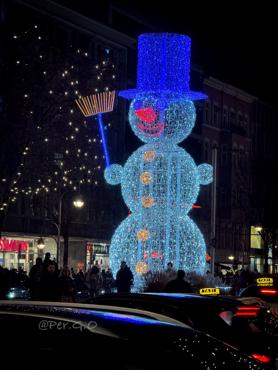God jul från Ku’damm
Mitt i storstadens ljus och vintermyller
påminner tomten om det enkla och viktiga –
värme, gemenskap och hopp.

Må julen lysa även i det lilla,
och bära med sig lugn, glädje
och ett leende in i det nya året. ✨❄️