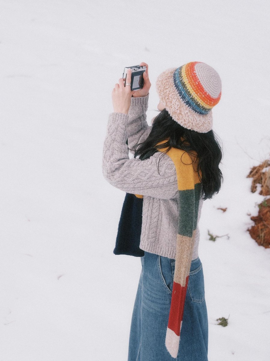 冷たい風と雪の中、ゆっくりと歩きながら自然の美しさを感じる瞬間。カメラを手に、心の中の風景を切り取る。雪に包まれた世界で、穏やかな時間が流れていきます。