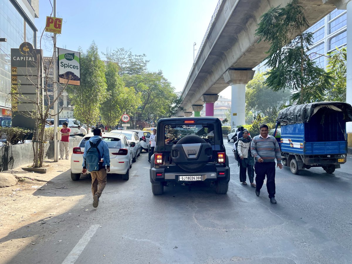 No space for a walkway, but we are able to accommodate double-parked Thars. 

📍Drive In Road, Ahmedabad