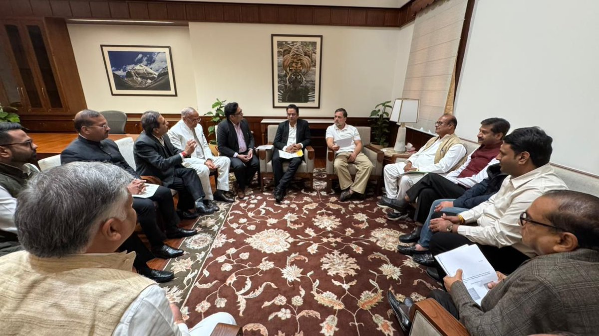 nsui's tweet photo. LoP Shri @RahulGandhi ji’s interaction with the Vaishya samaj exposes the hollow reality behind BJP’s “pro-business” claims. If this government truly stood with traders, why are MSMEs drowning in compliance, rising costs, and policy shocks-while a few corporate giants flourish?

This is not anti-business politics. It is a fight for fair competition, dignity for small traders, and an economy that works for those who actually create jobs.