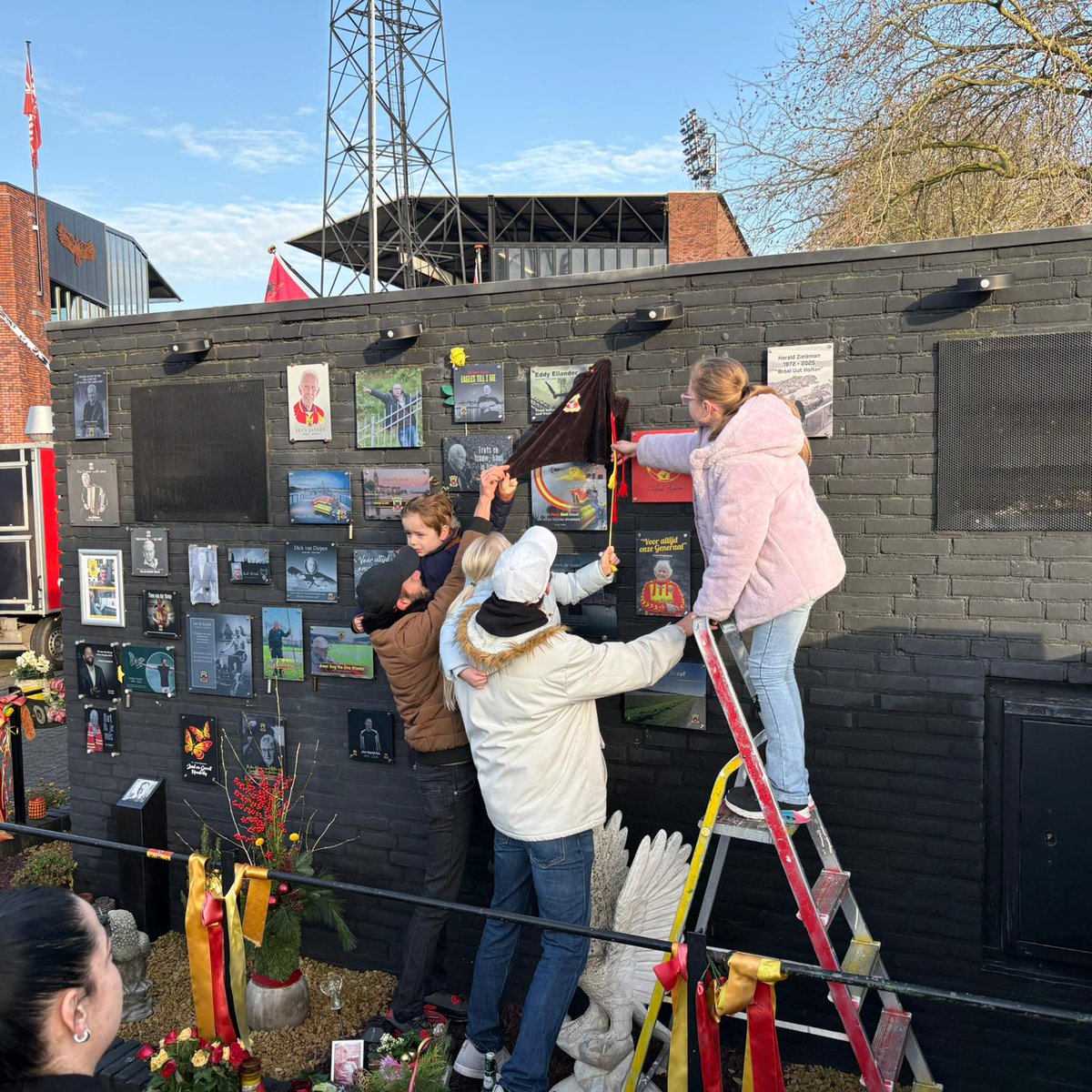 memorialgarden6's tweet photo. Afgelopen zondag is er een heel fraai bord onthuld door de zoons en kleinkinderen van Eddy Eilander, helaas ook te vroeg overleden. Fanatiek supporter B-Side vak G/Vak 5 met zijn maten, waaronder Willem Kers. Nu zijn ze weer samen op de muur. 
❤️💛
#kowet  #fromfathertosons https://t.co/sJBUzc11n7