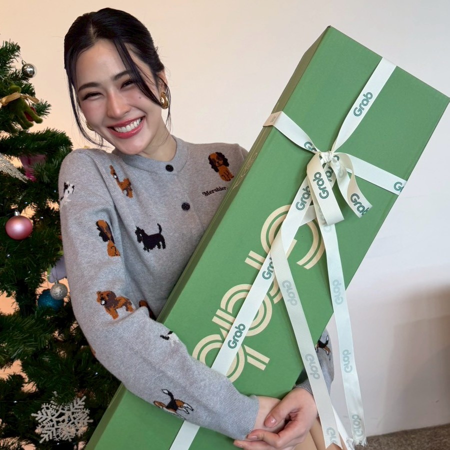 GrabTH's tweet image. ❤️Merry Christmas &amp;amp; Happy New Year to LingOrm🎄✨

พี่แกร็บขอขอบคุณหลิงออมในฐานะ Friends of Grab ที่คอยเป็นพลังบวกและแรงบันดาลใจดี ๆ ให้กับพวกเรามาโดยตลอด

ขอให้ของขวัญชิ้นนี้เป็นอีกหนึ่งรอยยิ้มในช่วงเทศกาลแห่งความสุข

พี่แกร็บขออวยพรให้ทั้งหลิงและออมเต็มไปด้วยความอบอุ่น ความสุข…