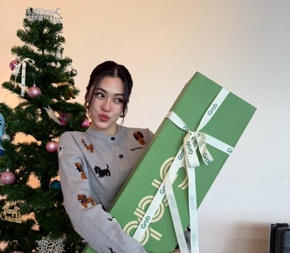 GrabTH's tweet image. ❤️Merry Christmas &amp;amp; Happy New Year to LingOrm🎄✨

พี่แกร็บขอขอบคุณหลิงออมในฐานะ Friends of Grab ที่คอยเป็นพลังบวกและแรงบันดาลใจดี ๆ ให้กับพวกเรามาโดยตลอด

ขอให้ของขวัญชิ้นนี้เป็นอีกหนึ่งรอยยิ้มในช่วงเทศกาลแห่งความสุข

พี่แกร็บขออวยพรให้ทั้งหลิงและออมเต็มไปด้วยความอบอุ่น ความสุข…