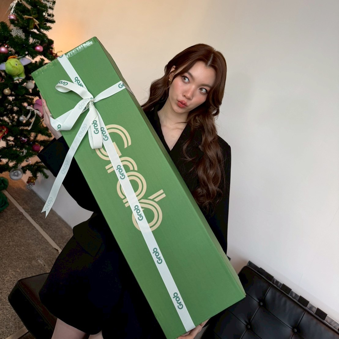 GrabTH's tweet image. ❤️Merry Christmas &amp;amp; Happy New Year to LingOrm🎄✨

พี่แกร็บขอขอบคุณหลิงออมในฐานะ Friends of Grab ที่คอยเป็นพลังบวกและแรงบันดาลใจดี ๆ ให้กับพวกเรามาโดยตลอด

ขอให้ของขวัญชิ้นนี้เป็นอีกหนึ่งรอยยิ้มในช่วงเทศกาลแห่งความสุข

พี่แกร็บขออวยพรให้ทั้งหลิงและออมเต็มไปด้วยความอบอุ่น ความสุข…