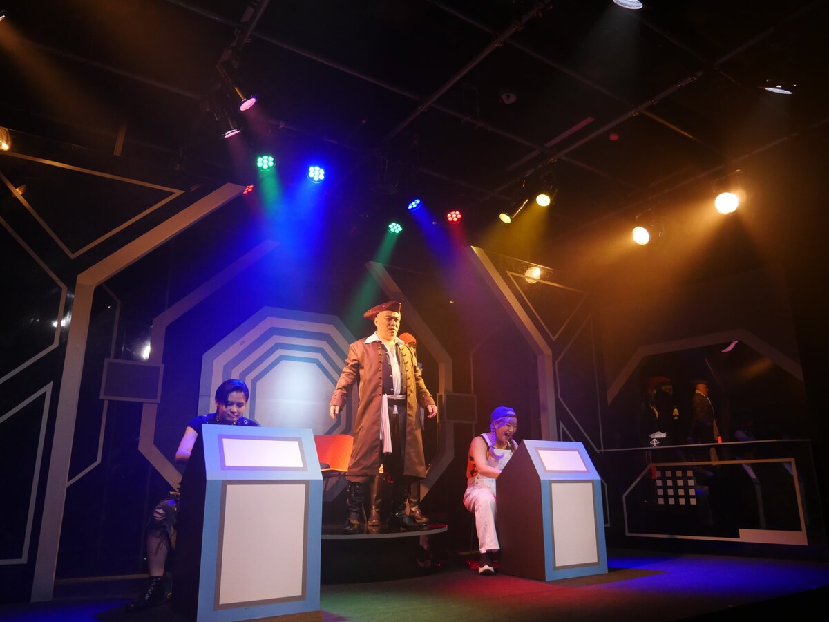 stage_natalie's tweet photo. 今までで1番アホなタイトルと自負！橋田ゆういちろうのカンパニー最新作開幕（舞台写真 / コメントあり）
https://t.co/JgKMOC3x77 https://t.co/R3LdbtYeRy