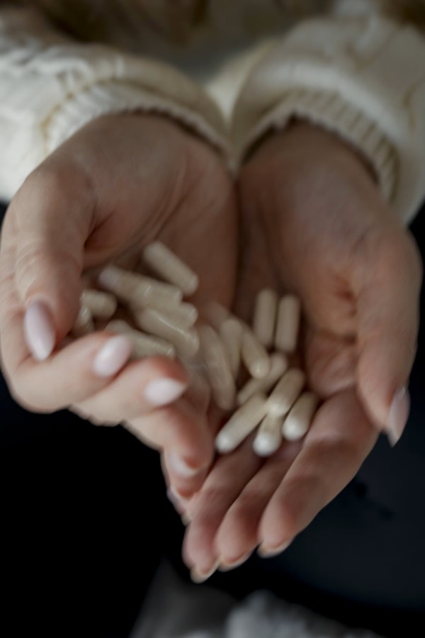 MarioNawfal's tweet image. 🇺🇸 MILLIONS OF KIDS ON ADHD PILLS END UP ON COCKTAILS OF PSYCHIATRIC DRUGS 

7-year-old Danielle couldn't focus in class at her private school. Doctors put her on ADHD medication. 

The pills made her agitated and angry, so they added Prozac. By her late 20s, she'd been on 14…