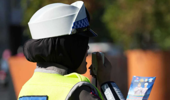 «حجاب مغناطيسي» للشرطيات في بريطانيا 