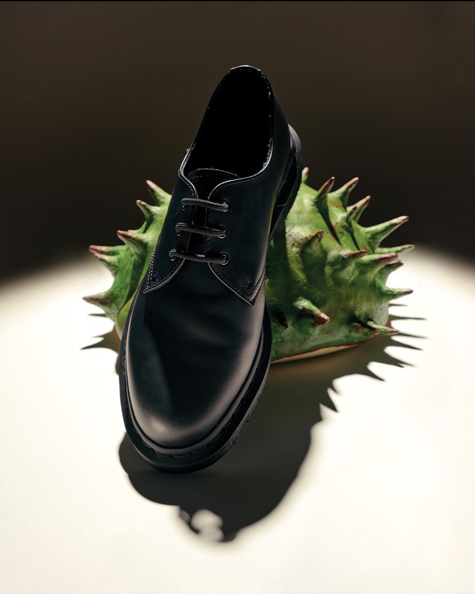 7月限定値下げDr. Martens ブラック/ホワイト Dr. Martens から日本限定モデルを含む 秋の最新作「ホワイトステッチ