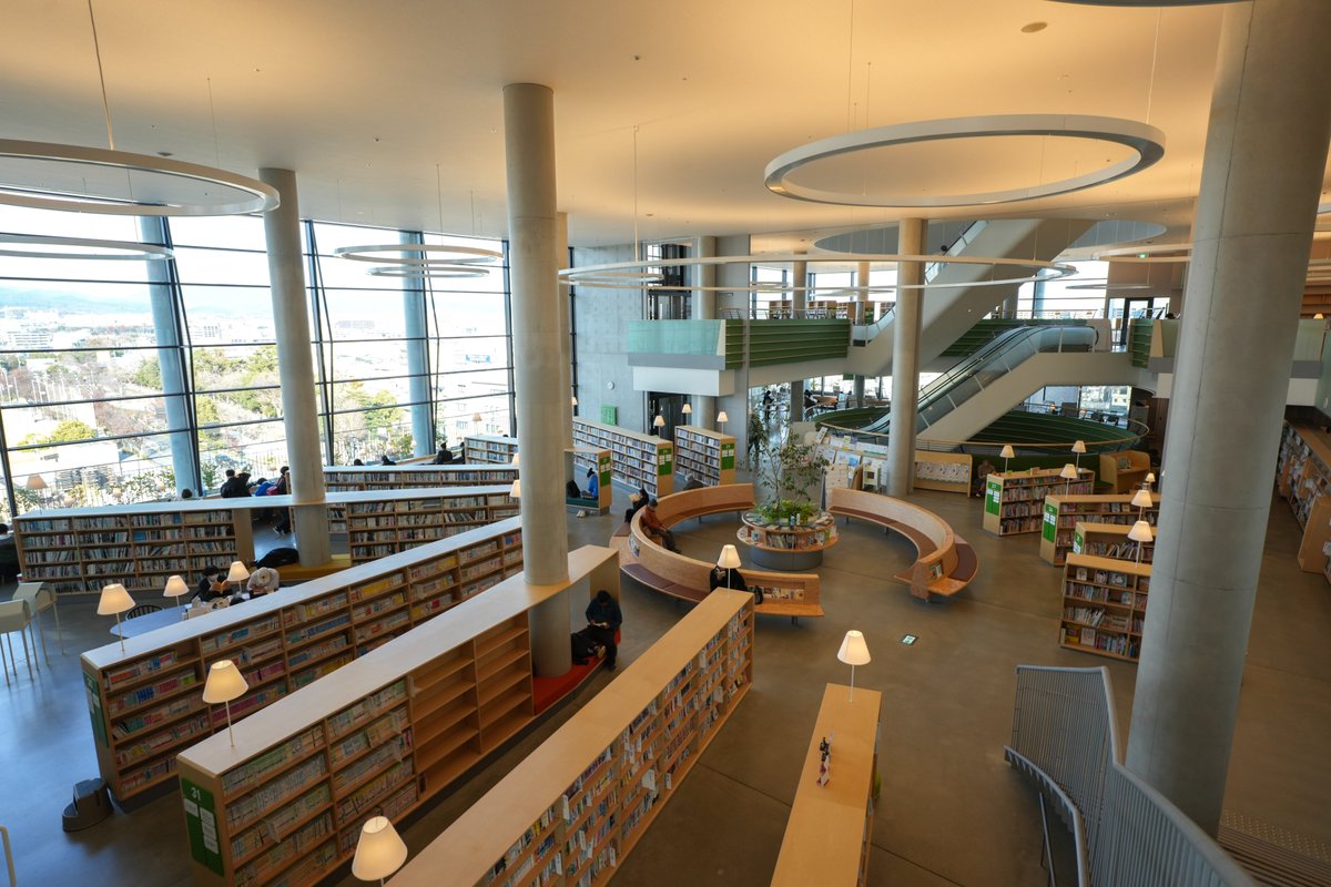 各階でイメージカラーが設定してあり、遊び心満載で、「かわいい」建築とはこのこと
子供からお年寄りまで、幅広い世代が緩やかなゾーニングで共存していて、まちの大きなリビングのような場所でした。